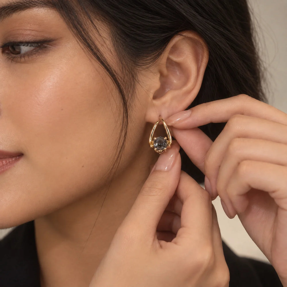 Mujer colocándose el arete de germanio
