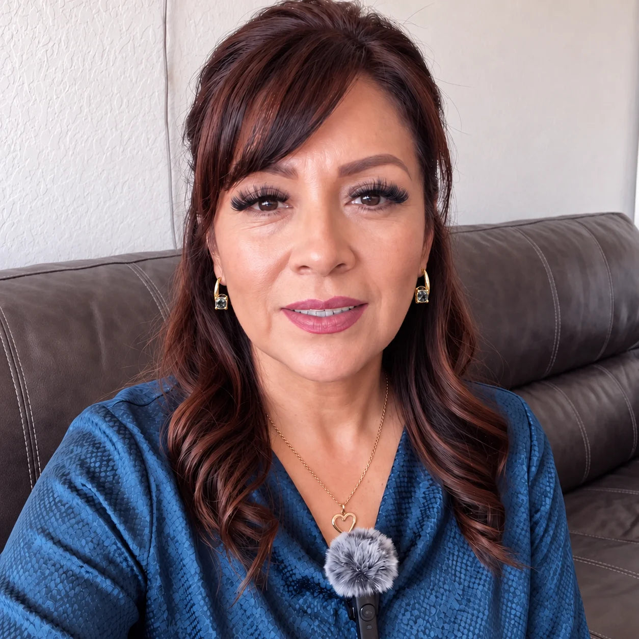 Maria M. usando ambos Aretes de Germanio