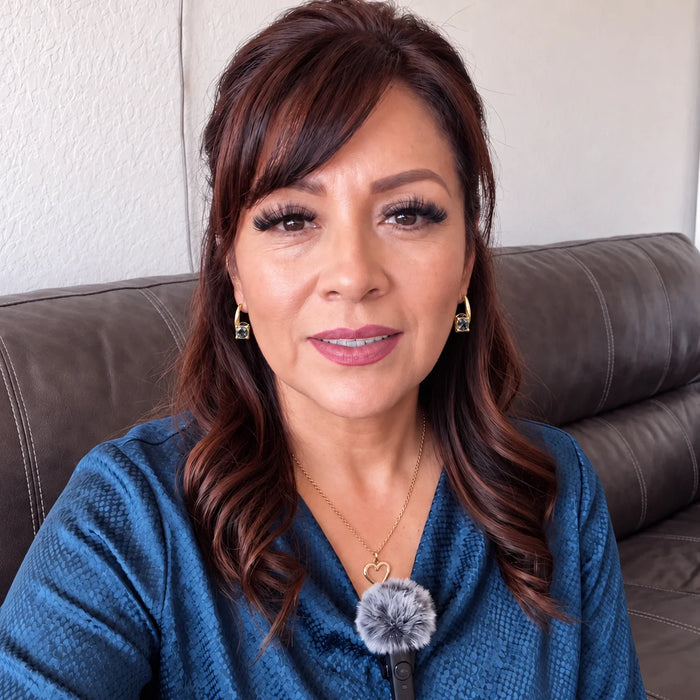 Maria M. usando ambos Aretes de Germanio