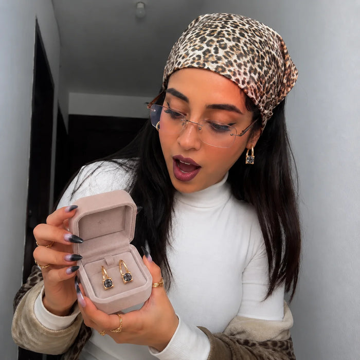 Rosa L. mostrando sus Aretes de Germanio